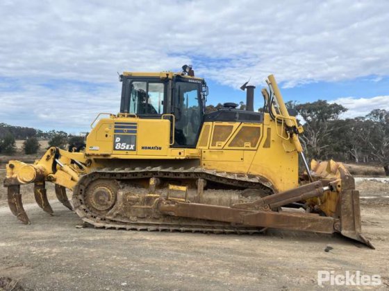 2016年式コマツD85EX-18