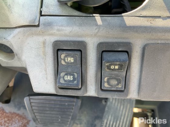 2004年式 日産 L01A15W