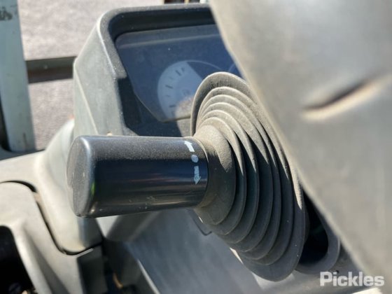 2004年式 日産 L01A15W