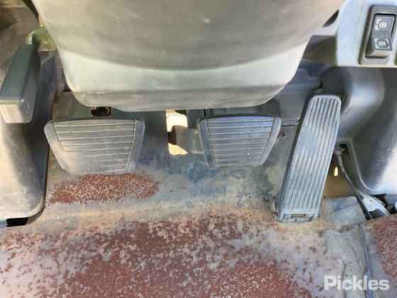 2004年式 日産 L01A15W