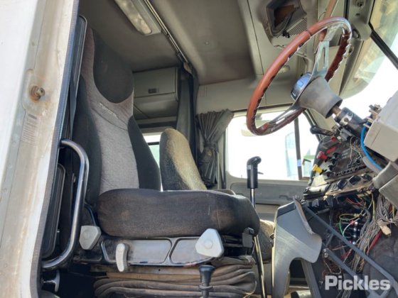 2008年式フレイトライナーCST120