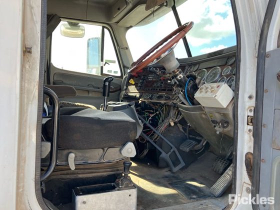 2008年式フレイトライナーCST120