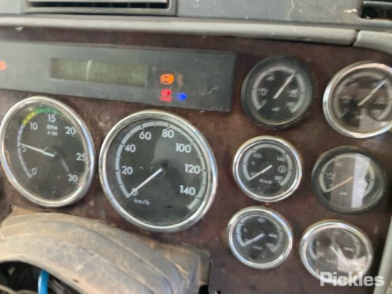 2008年式フレイトライナーCST120