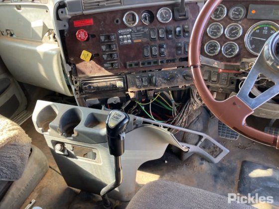 2008年式フレイトライナーCST120