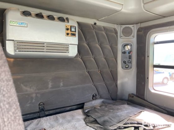 2008年式フレイトライナーCST120