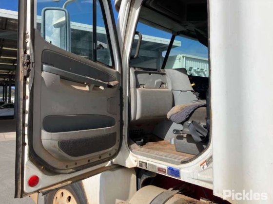 2008年式フレイトライナーCST120