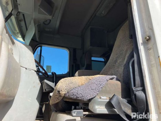 2008年式フレイトライナーCST120