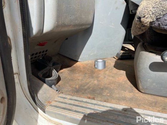 2008年式フレイトライナーCST120