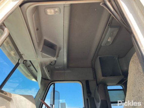 2008年式フレイトライナーCST120