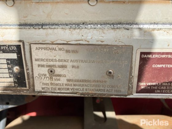 2008年式フレイトライナーCST120