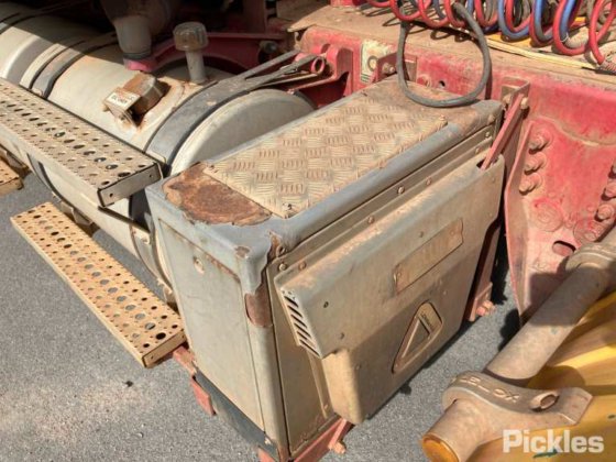 2008年式フレイトライナーCST120