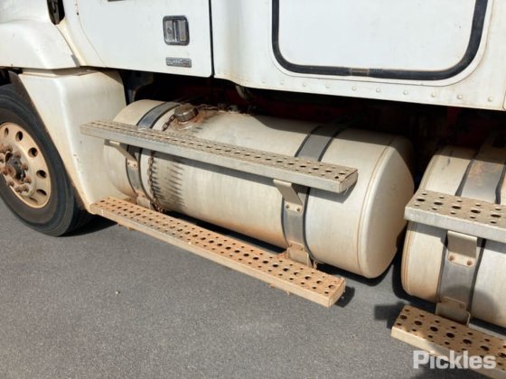 2008年式フレイトライナーCST120