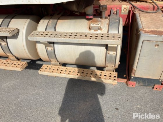 2008年式フレイトライナーCST120