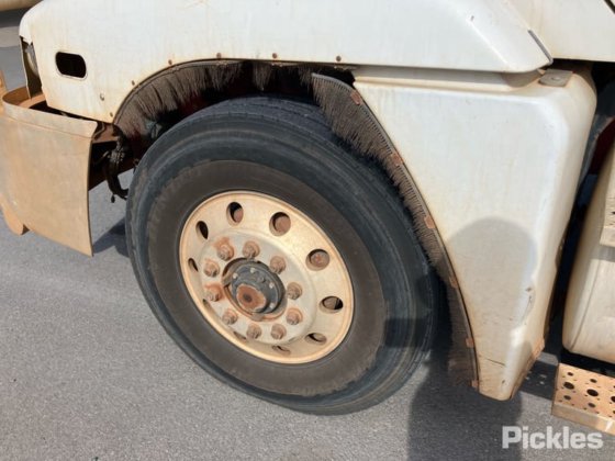 2008年式フレイトライナーCST120