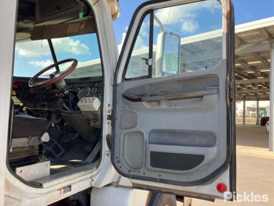 2008年式フレイトライナーCST120