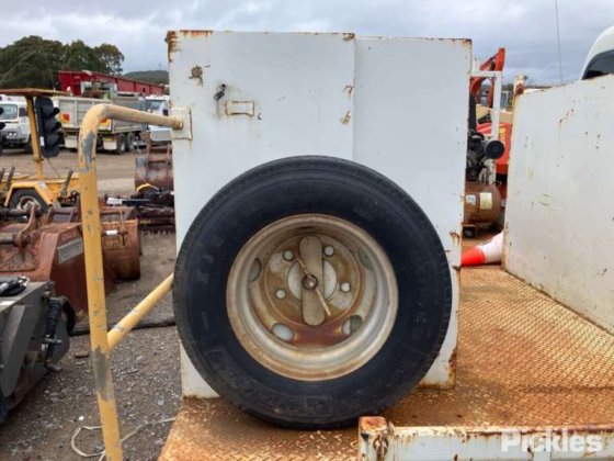 2011 いすゞ NNR200