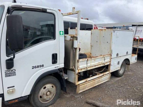 2011 いすゞ NNR200