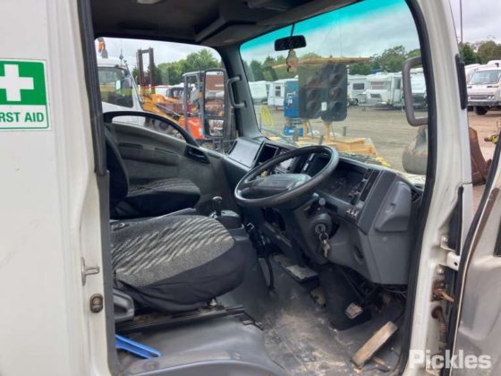 2011 いすゞ NNR200