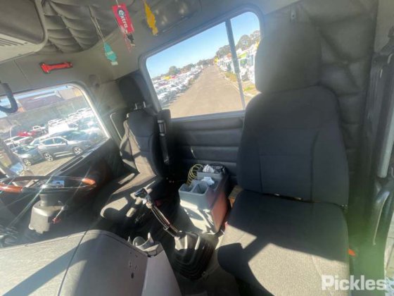 2016年式フレイトライナー FLX コロナド 114