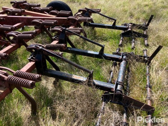 国际 2-11 松土机 - 25Tyne。