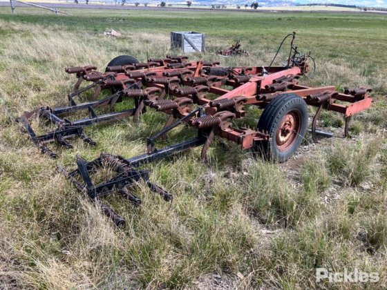 国际 2-11 松土机 - 25Tyne。