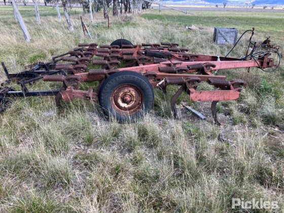 国际 2-11 松土机 - 25Tyne。