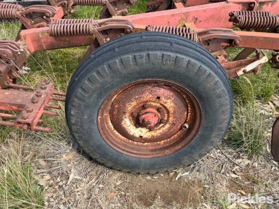 国际 2-11 松土机 - 25Tyne。