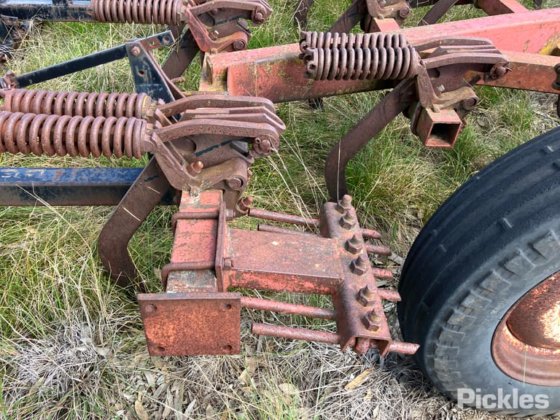 国际 2-11 松土机 - 25Tyne。