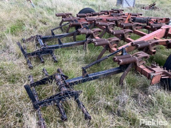 国际 2-11 松土机 - 25Tyne。