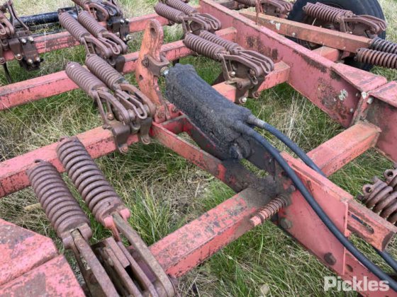 国际 2-11 松土机 - 25Tyne。