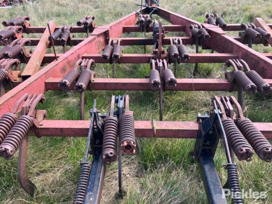 国际 2-11 松土机 - 25Tyne。