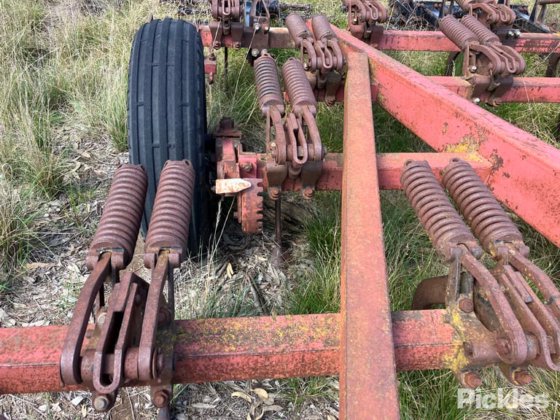 国际 2-11 松土机 - 25Tyne。