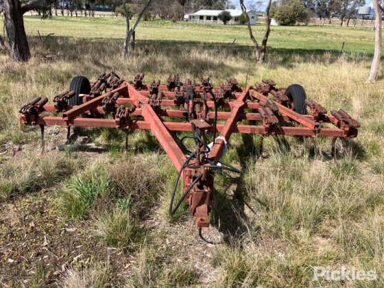 国际 2-11 松土机 - 25Tyne。