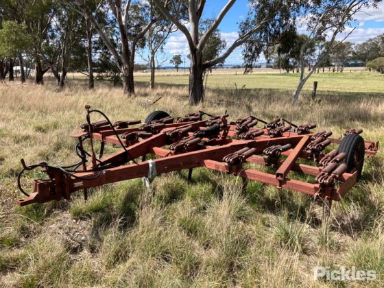 国际 2-11 松土机 - 25Tyne。