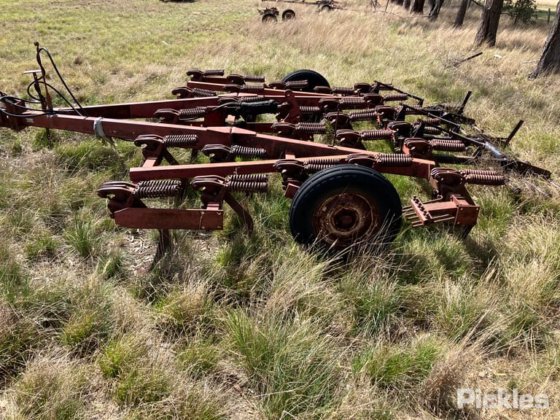 国际 2-11 松土机 - 25Tyne。