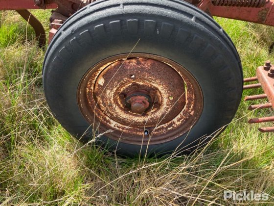 国际 2-11 松土机 - 25Tyne。