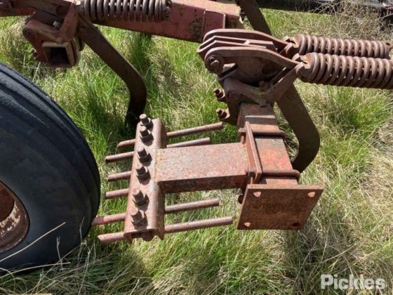 国际 2-11 松土机 - 25Tyne。