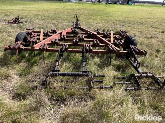 国际 2-11 松土机 - 25Tyne。