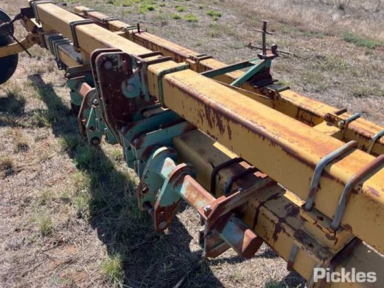 约 30 英尺深的松土器