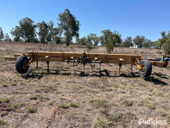 约 30 英尺深的松土器