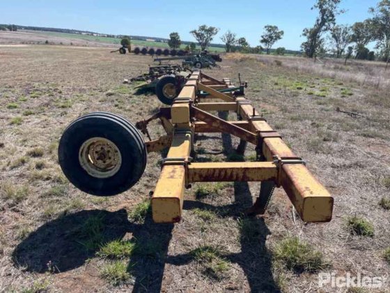 约 30 英尺深的松土器