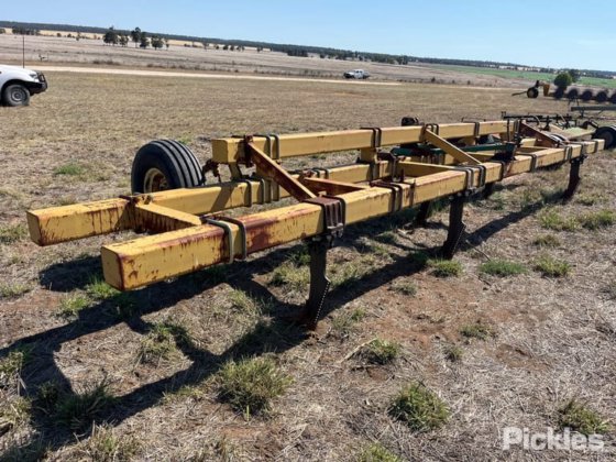 约 30 英尺深的松土器