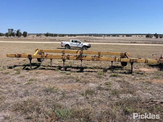 约 30 英尺深的松土器