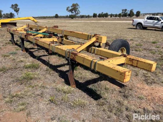 约 30 英尺深的松土器