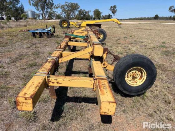 约 30 英尺深的松土器