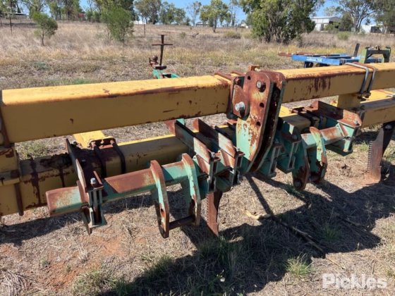 约 30 英尺深的松土器