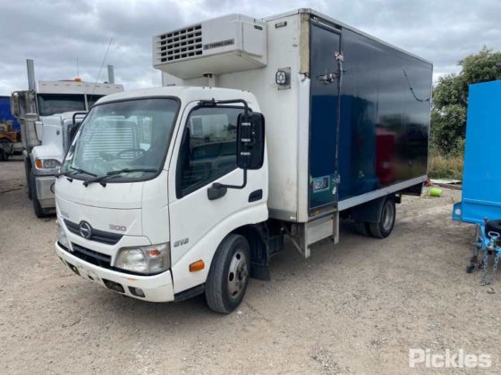 2014年式 日野 300 616