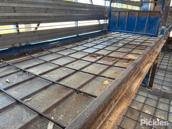 2001年伊斯特韦尔控股公司