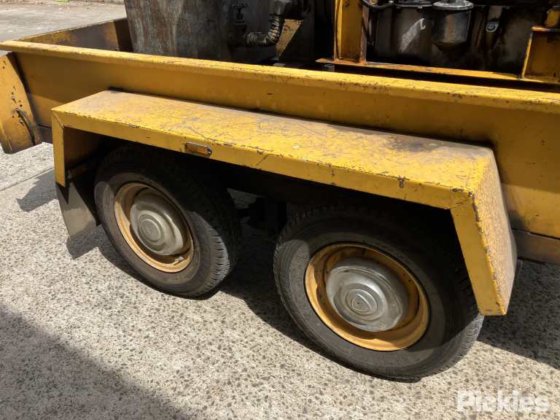 油圧ポンプとオーガーを備えたトレーラー搭載型ディーゼルエンジン