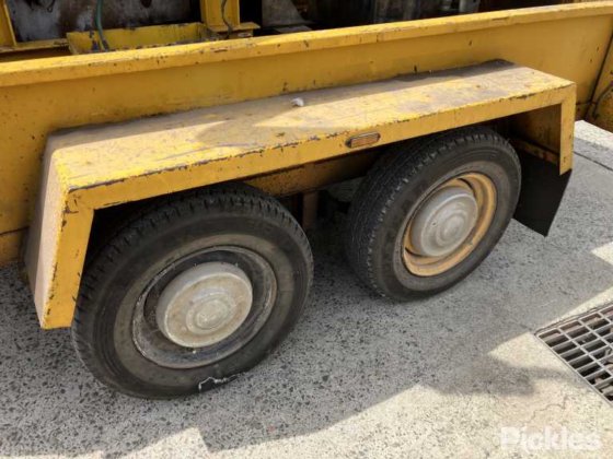 油圧ポンプとオーガーを備えたトレーラー搭載型ディーゼルエンジン